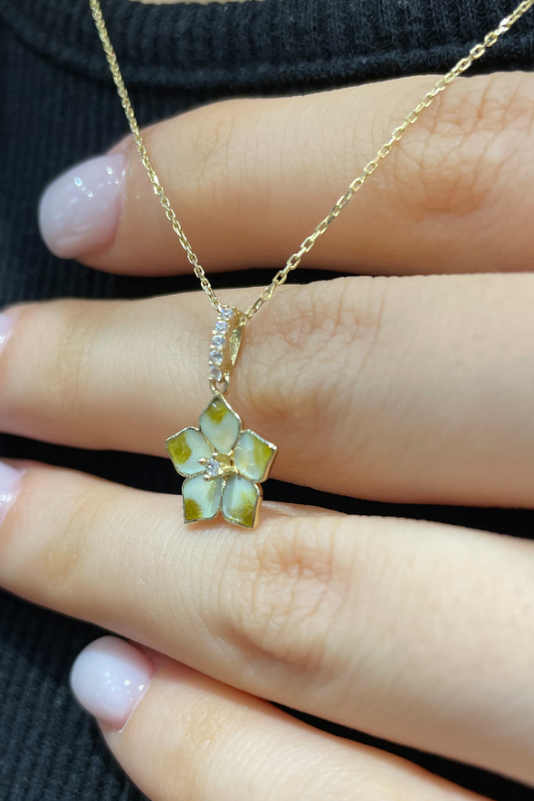 Çiçek Desenli Altın Kolye - 