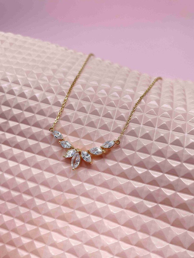 Oval Kesim Taşlı Altın Kolye - 